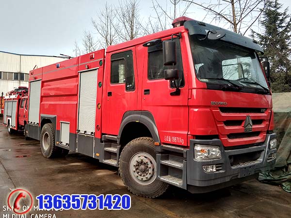 重汽豪沃8噸水罐消防車